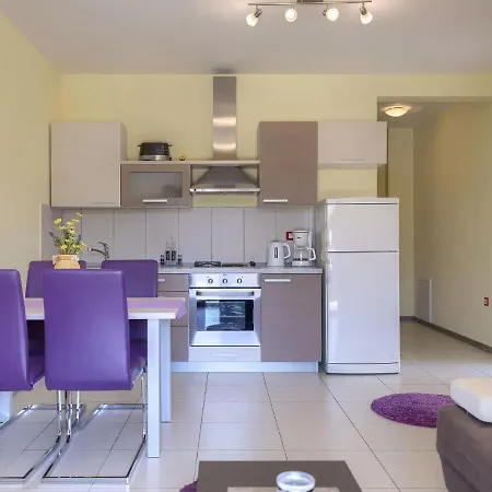 Linden Tree By Interhome Pula