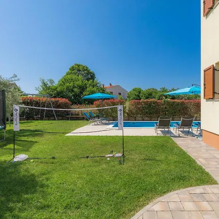 Linden Tree By Interhome * Пула