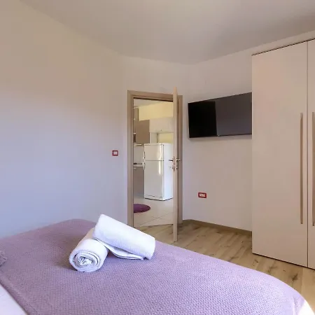 Linden Tree By Interhome Pula