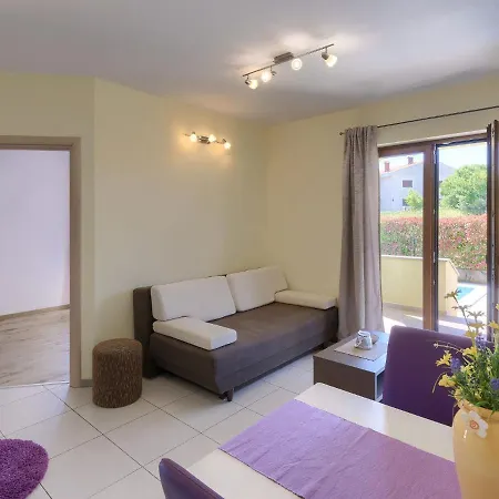 Linden Tree By Interhome * Pula