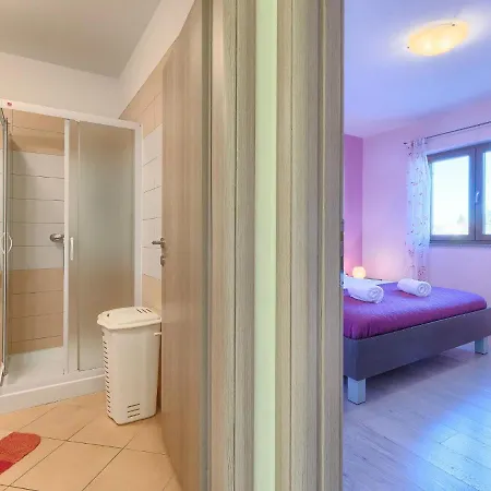 Linden Tree By Interhome * Pula