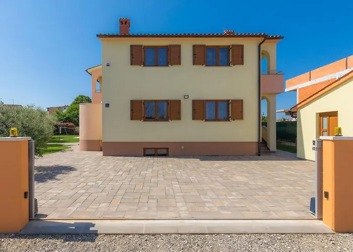 Linden Tree By Interhome Ferienhaus Pula